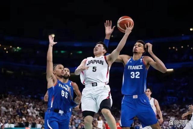 开云体育app-尼日利亚男篮碾压灰熊，西蒙斯送出助攻