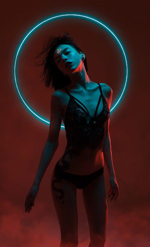 极速王座，当F1轮胎擦过城市脉络，骑士的银色利刃刺穿猎鹰的苍穹